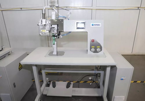 剛剛,國機(jī)集團(tuán)奮戰(zhàn)9天研制的央企首臺(tái)醫(yī)用防護(hù)服壓條機(jī)通過國家工信部鑒定